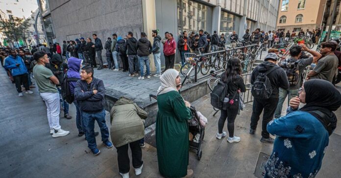 Migraciones recurre a las oficinas de extranjería para desbloquear el colapso en la regularización masiva de migrantes