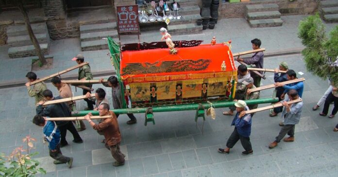 Falsos entierros, estafas y ‘cadáveres’ sedientos: el fenómeno de las muertes simuladas en China