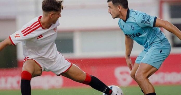 La AD Ceuta cae con honores ante el Sevilla FC pero deja grandes sensaciones en su segundo test (2-1)