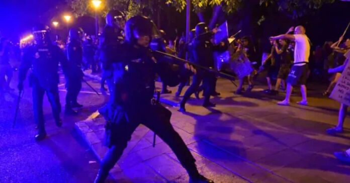 Una persona detenida y ocho heridos tras las cargas policiales al finalizar la marcha contra el turismo masivo en Palma