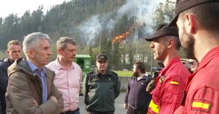 Marlaska destaca la efectividad del trabajo nocturno frente a los incendios de Ávila y Madrid, aunque mantiene la cautela