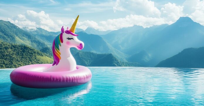 Tres jóvenes intentan volver a casa por el río Deba en un unicornio hinchable tras perder el autobús