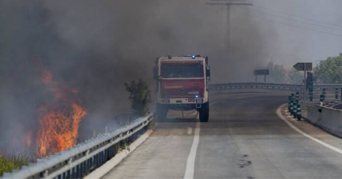 Reabren más de 100 kilómetros de carreteras en Madrid tras el avance contra los incendios forestales