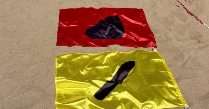 Las playas de Cantabria avanzan en accesibilidad con banderas adaptadas para daltónicos