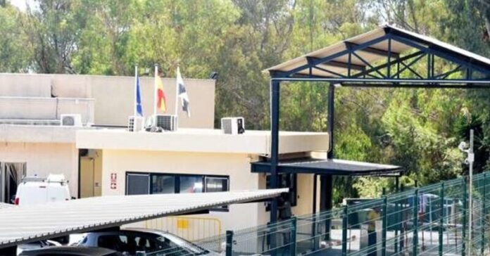 El CETI inicia los traslados a Algeciras acuciado por el colapso: alberga a 700 residentes y tiene a 400 acampados fuera
