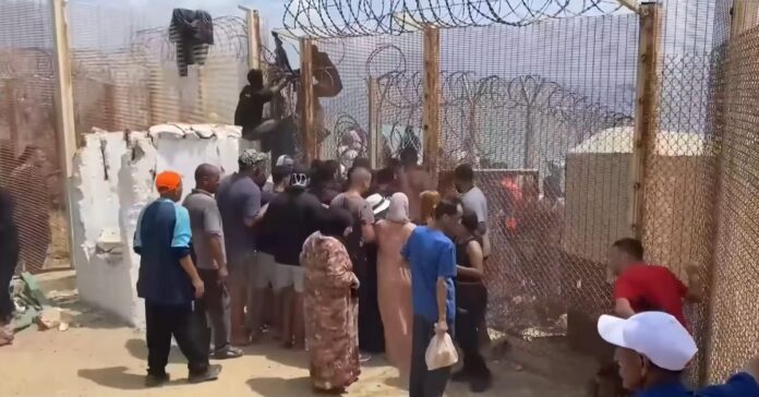 Tensión máxima en Ceuta: Marruecos emplea gases lacrimógenos y cañones de agua ante miles de migrantes
