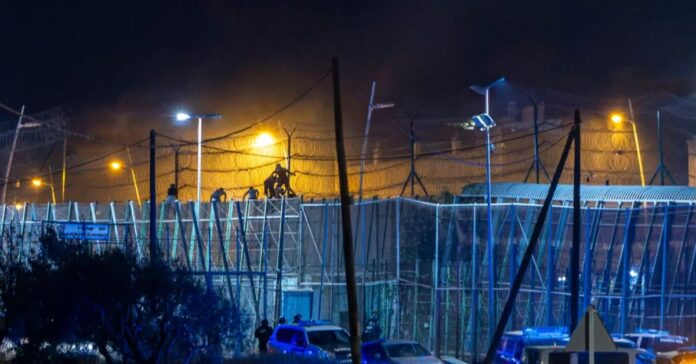 Imbroda achaca la crisis migratoria en Melilla al «efecto llamada» de Pedro Sánchez tras el intento de entrada de 400 personas
