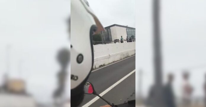 Así se encuentra la N-352 hacia el Tarajal: numerosos inmigrantes avanzan por el lateral de la vía
