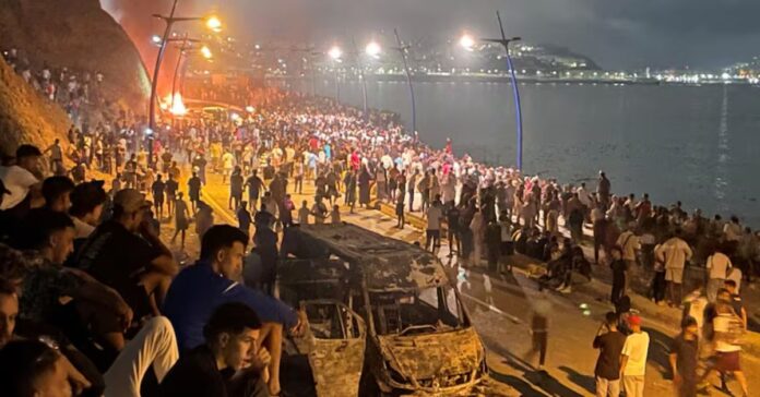 El gran paripé de Marruecos: impone un vistoso cerrojo policial en la carretera mientras ‘regala’ vía libre por mar a miles de migrantes