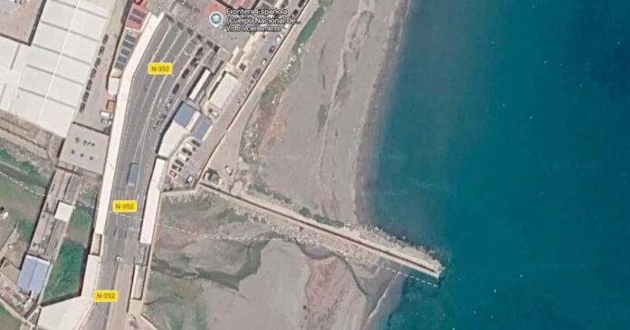 El Gobierno instala una barrera de contención de 500 metros en el espigón del Tarajal en Ceuta para frenar las entradas irregulares