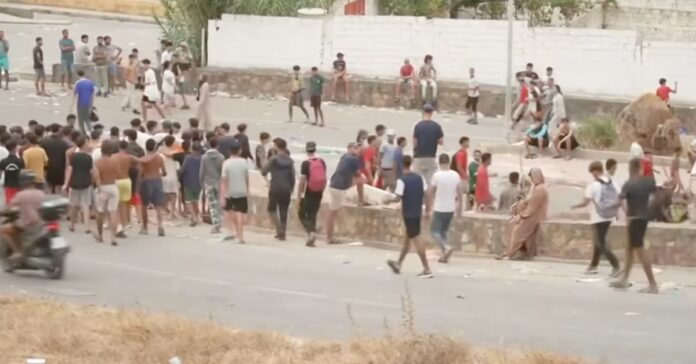 Marruecos rompe su silencio sobre Ceuta: admite 11 muertos y cifra en 40.000 las personas movilizadas