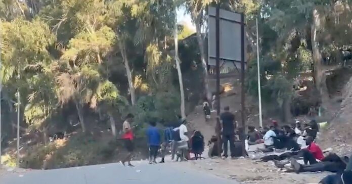 Tensión máxima en el CETI de Ceuta: un millar de migrantes espera fuera sin comida ni agua