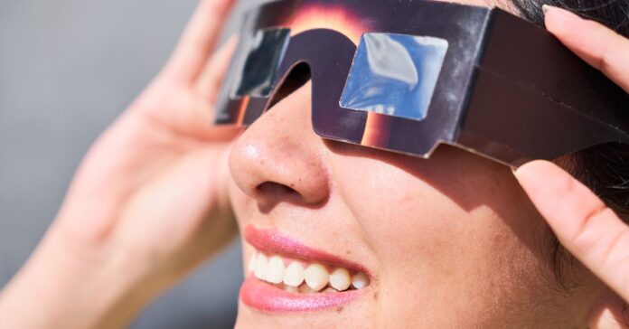 Eclipse solar del 12 de agosto: las gafas que realmente protegen los ojos y cómo reconocerlas