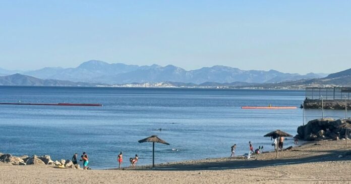 La barrera marítima del Tarajal sufre daños días después de su instalación