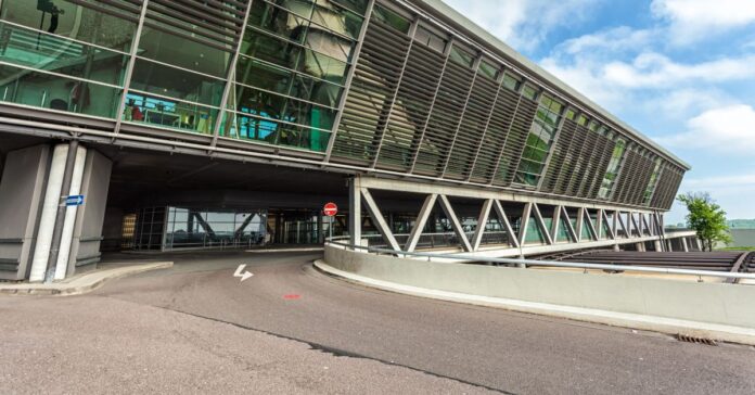 Alemania investiga el hallazgo de un dron en el aeropuerto de Leipzig tras el choque de un avión con un objeto