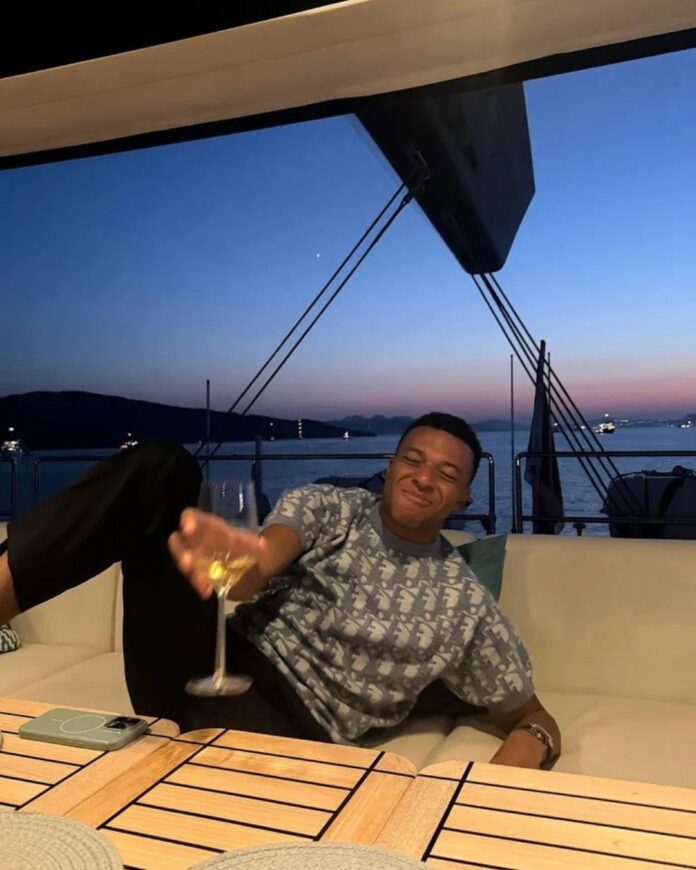 Mbappé sorprende al compartir por primera vez una foto de Ester Expósito durante sus vacaciones