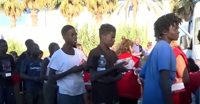 Más de cien menores migrantes pasan su primera noche en un colegio habilitado en Ceuta
