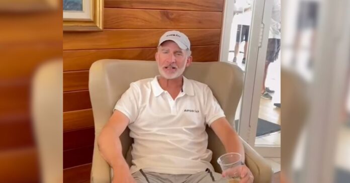 Felipe VI reacciona con humor cuando le llaman “el rey más guapo” mientras toma una cerveza