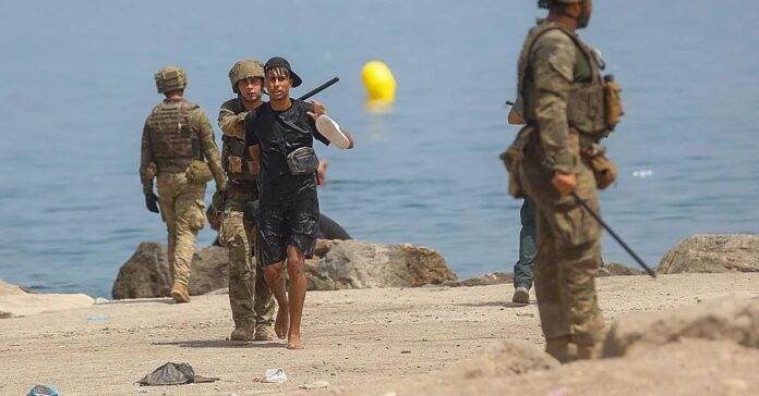 Defensa frena las vacaciones militares en Ceuta tras dar el CNI credibilidad a un nuevo asalto masivo