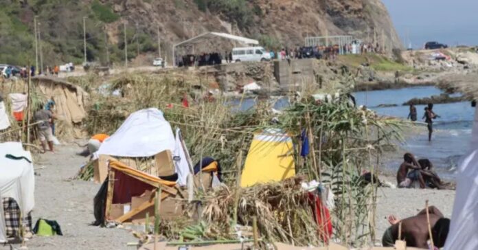 Refuerzo de emergencia en las playas de Ceuta para frenar el impacto ambiental de los asentamientos