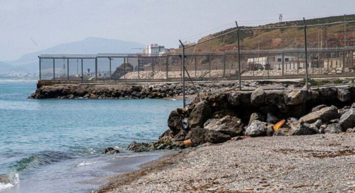 El PSOE defiende no cerrar la frontera en Ceuta para evitar «una tragedia» y alega que ningún país avisó de la avalancha
