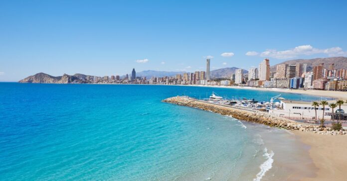 Muere una turista británica tras un accidente de parasailing en Benidorm y otro hombre resulta herido