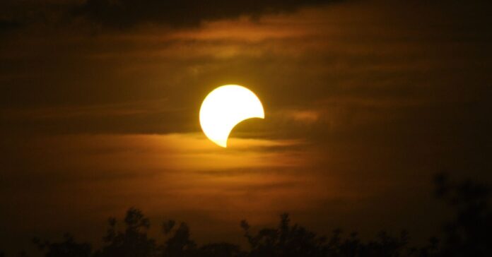 Así se verá el eclipse solar desde Ceuta: hora, porcentaje de ocultación y previsión del tiempo