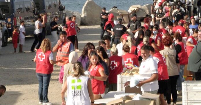 El reparto de alimentos en la playa del Trampolín atiende a cerca de 4.000 migrantes en Ceuta
