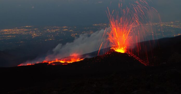 La erupción del Etna obliga a prolongar el cierre del aeropuerto de Catania y deja miles de pasajeros afectados