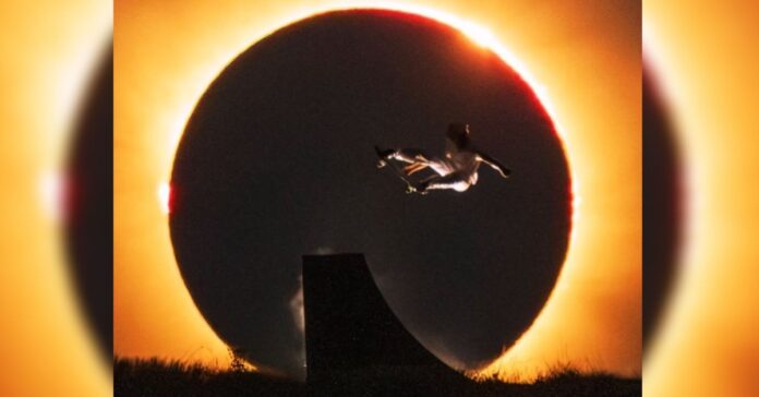La espectacular acrobacia de Danny León durante el eclipse que se hace viral