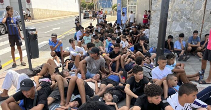 Una ONG cifra en 5.500 los menores inmigrantes que siguen en Ceuta dos semanas después de la entrada masiva