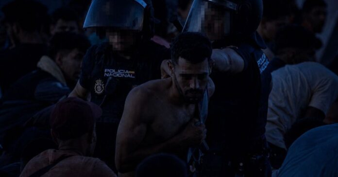 Batallas campales y peleas con armas blancas entre migrantes desatan el pánico en las barriadas de Ceuta