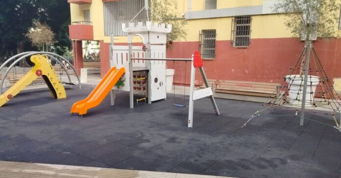 Los vecinos del Polígono toman la iniciativa y limpian los parques infantiles para devolverlos a los niños