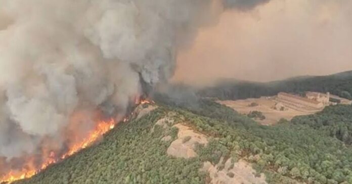El incendio de Las Peñas de Riglos supera las 8.000 hectáreas y obliga a desalojar otros cuatro núcleos durante la madrugada