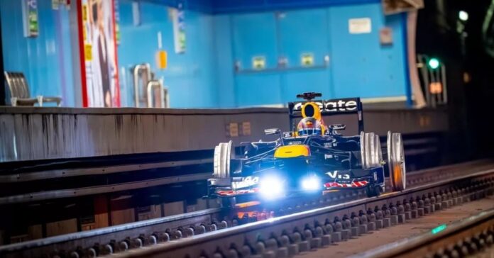 Red Bull adapta un F1 para circular por la red del metro de Madrid previo al GP de España