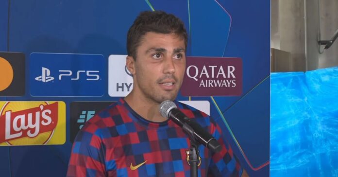 Rodri Hernández pide disculpas al Valencia por sus palabras en el banquillo de Mestalla: «Fue una expresión de sorpresa, no quise burlarme»