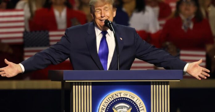 Trump promete un «dividendo» de 5.000 dólares a los adultos estadounidenses si el Partido Republicano gana las ‘midterms’
