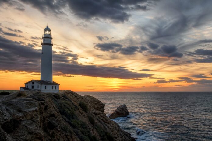 «Faros de España»: historias de luz junto al mar