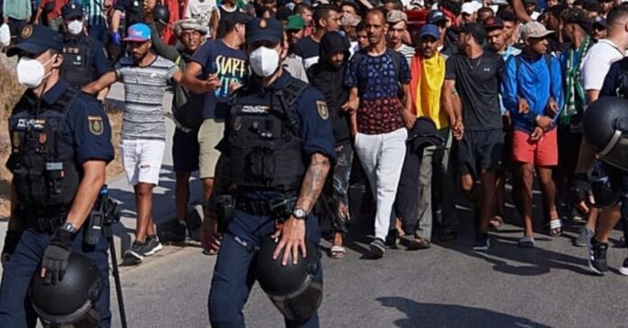 Tensión en el traslado de migrantes desde las playas al puerto de Ceuta