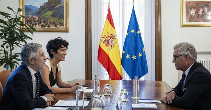 Bruselas presiona en privado al Gobierno de Sánchez para impedir traslados de migrantes desde Ceuta a la Península
