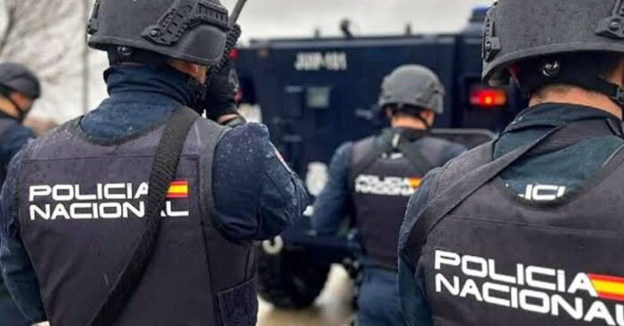 Cargas policiales en el puerto de Ceuta para contener una avalancha de migrantes
