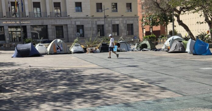 Del Trampolín al centro: la acampada contra el ruido y la inseguridad crece frente a la Delegación del Gobierno en Ceuta