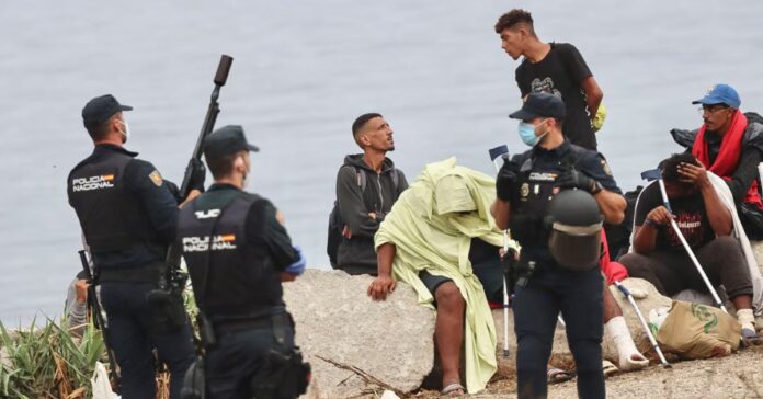 Expertos en extranjería duplican las previsiones del Gobierno y elevan hasta 20.000 los migrantes en situación irregular en Ceuta