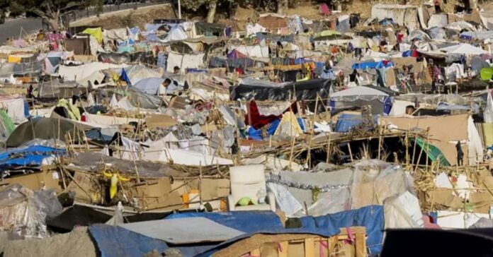 Noche de tensión en Ceuta: Batalla campal a pedradas y neumáticos en las naves del Tarajal y El Trampolín