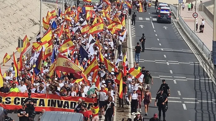 Protesta masiva en Ceuta: Miles de vecinos marchan hacia el Tarajal al grito de «invasores, expulsión»