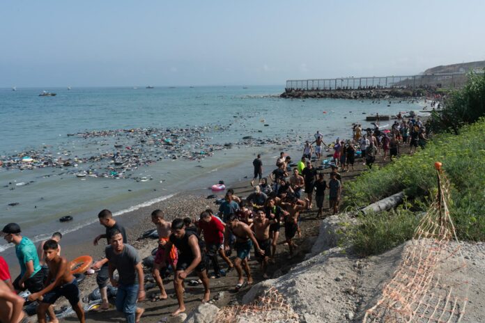 Un informe de inteligencia concluye que un sector del Mahzen reguló la invasión de Ceuta y que el Gobierno conocía el riesgo desde junio