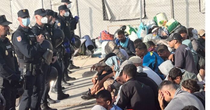 La saturación de los asentamientos en Ceuta deriva en un motín y un apuñalamiento fuera de la Hípica