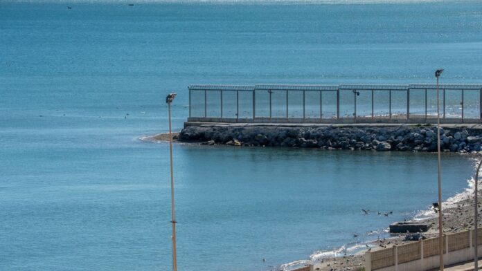Interior inicia los trámites para alargar el espigón del Tarajal