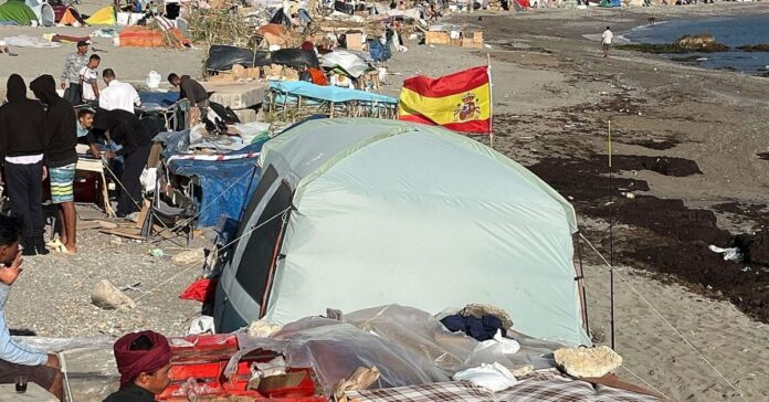 La UIR despliega un operativo en el Trampolín para desmantelar un mercado ilegal en el asentamiento de Ceuta