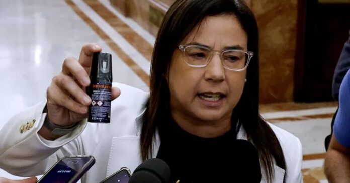 Armengol expulsa del Congreso a una diputada del PP tras mostrar un espray de gas pimienta para denunciar la inseguridad en Ceuta